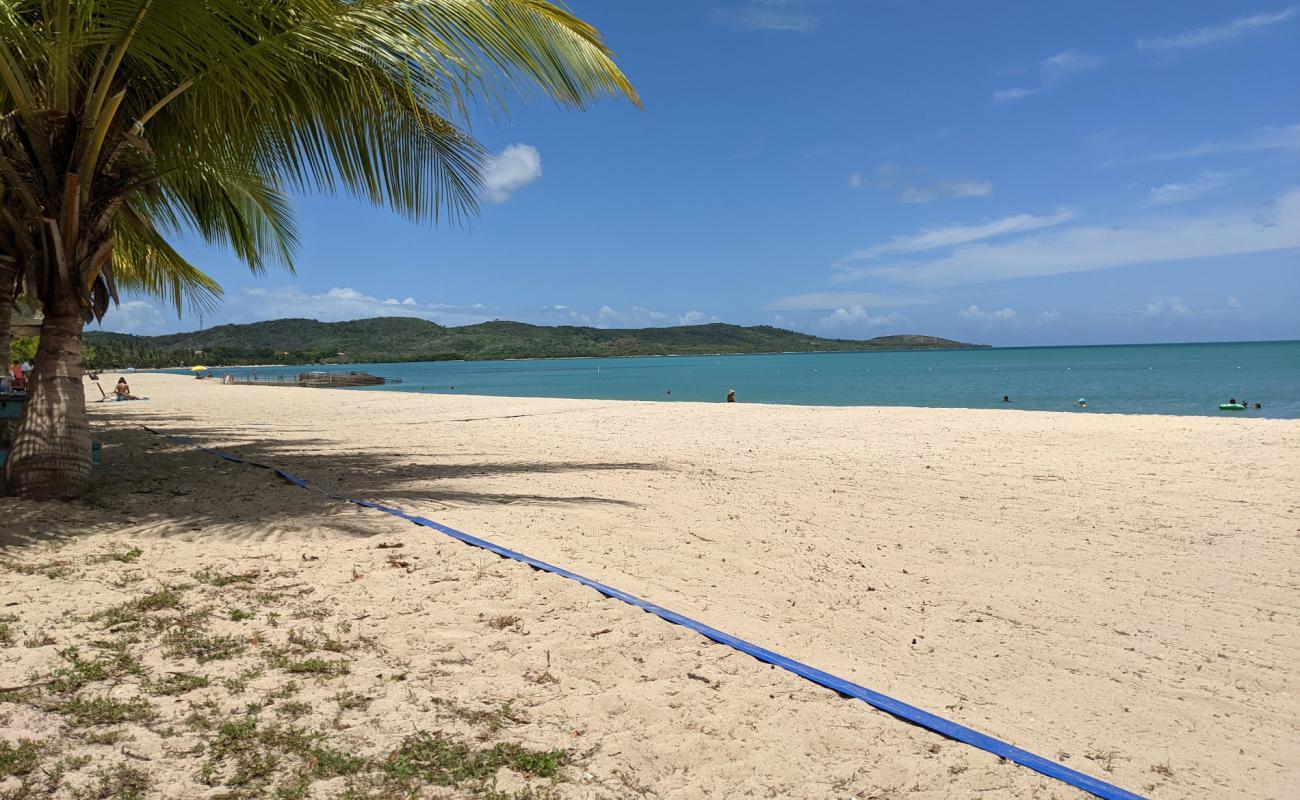 Photo de Playa Tanga avec sable fin et lumineux de surface