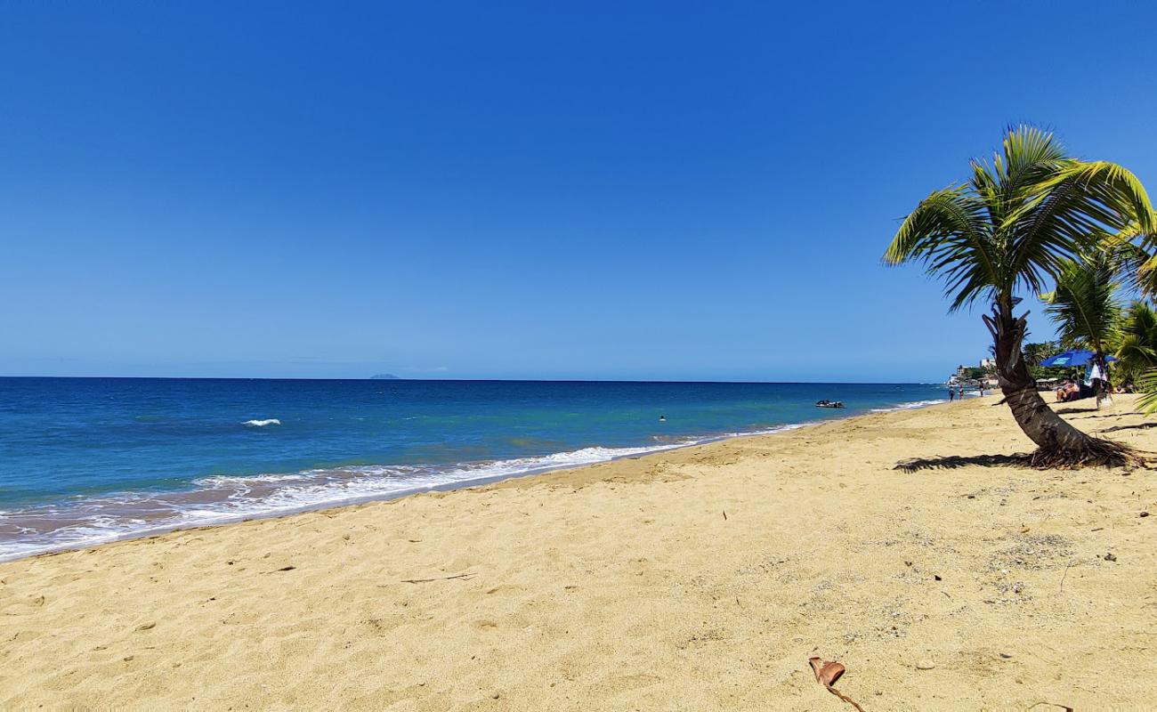 Photo de Playa Los Almendros avec sable beige fin de surface