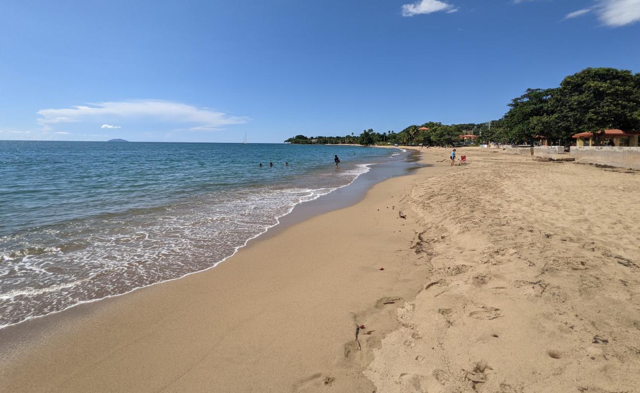 Photo de Playa Dona Lala Beach avec sable fin et lumineux de surface