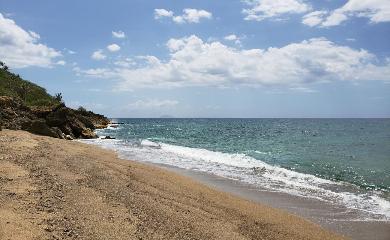 Photo de Sandy Beach West avec sable lumineux de surface