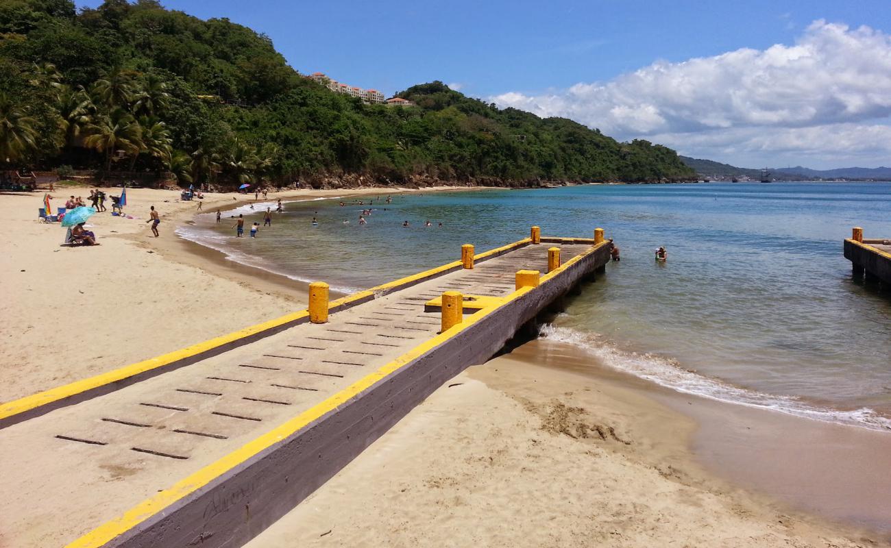 Photo de Plage de Crash Boat avec sable lumineux de surface