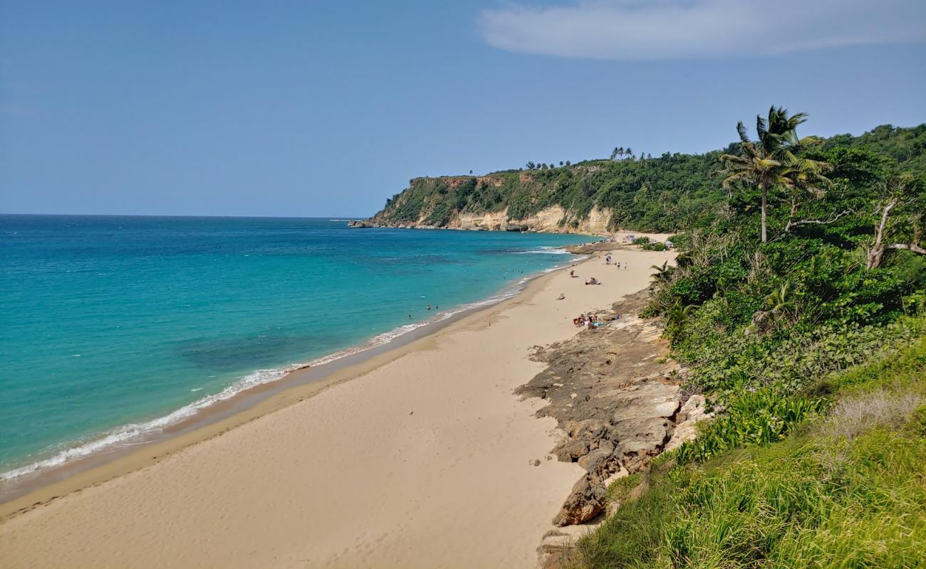 Photo de Punta Borinquen beach avec sable lumineux de surface