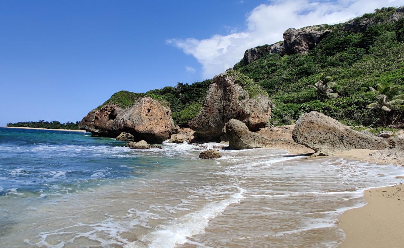 Photo de Punta Borinquen II beach avec sable gris & rochers de surface
