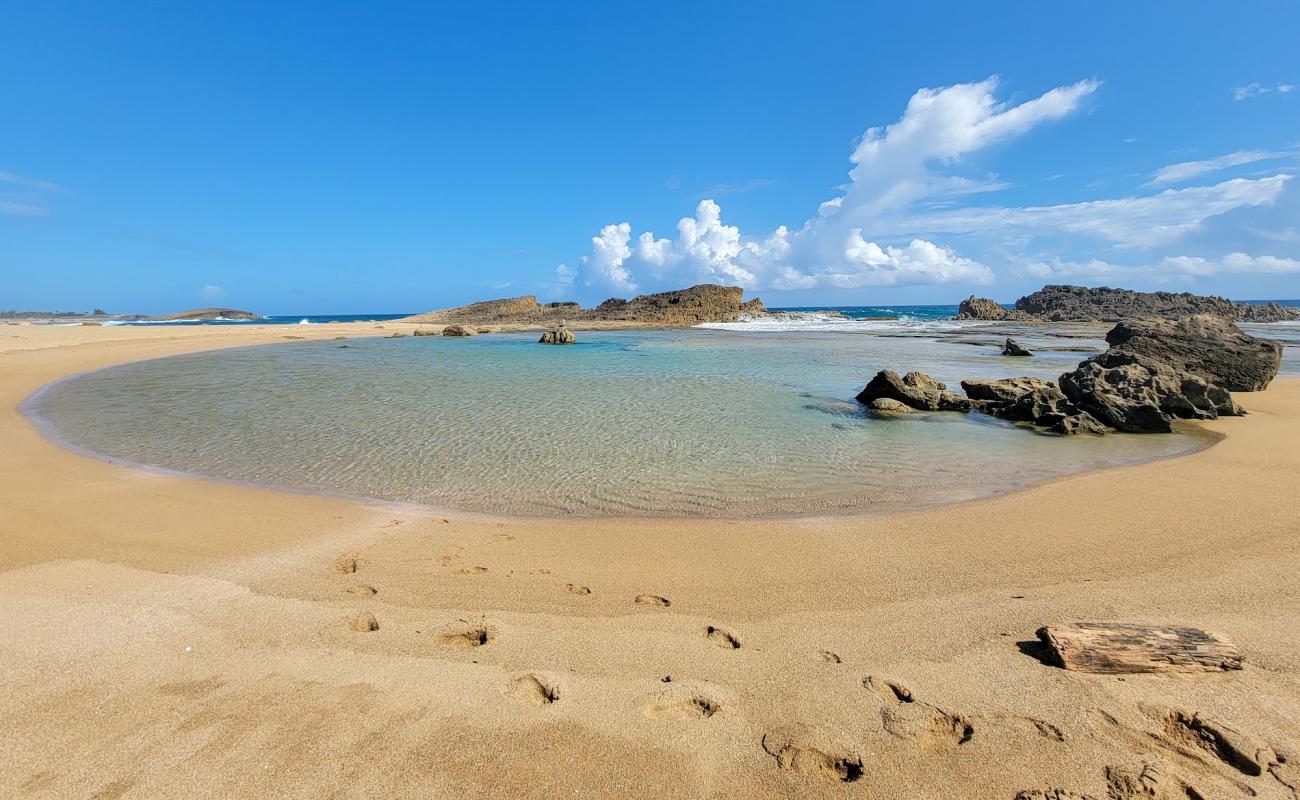 Photo de Las Golondrinas beach avec sable lumineux de surface