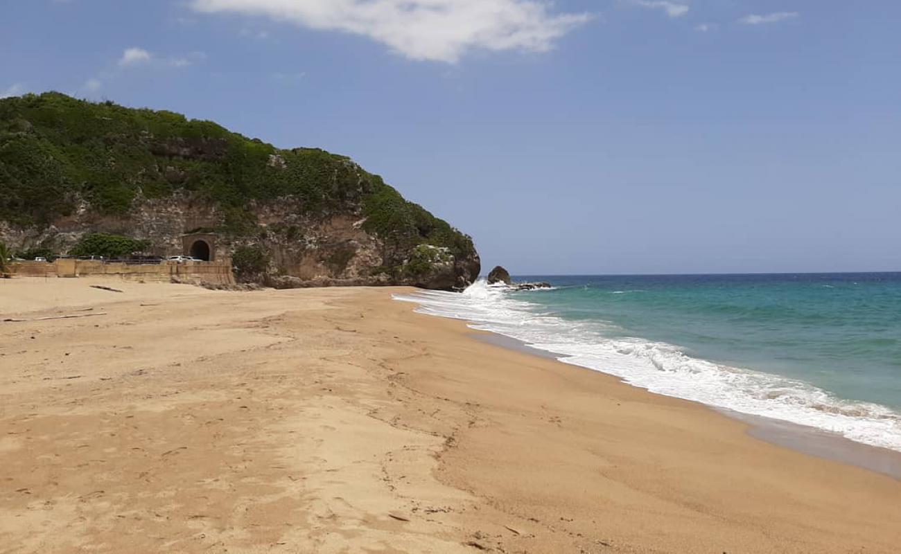 Photo de Playa Guajataca avec sable lumineux de surface