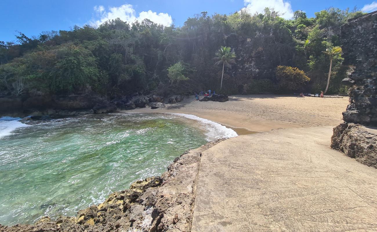 Photo de Playa Puerto Hermina avec sable lumineux de surface