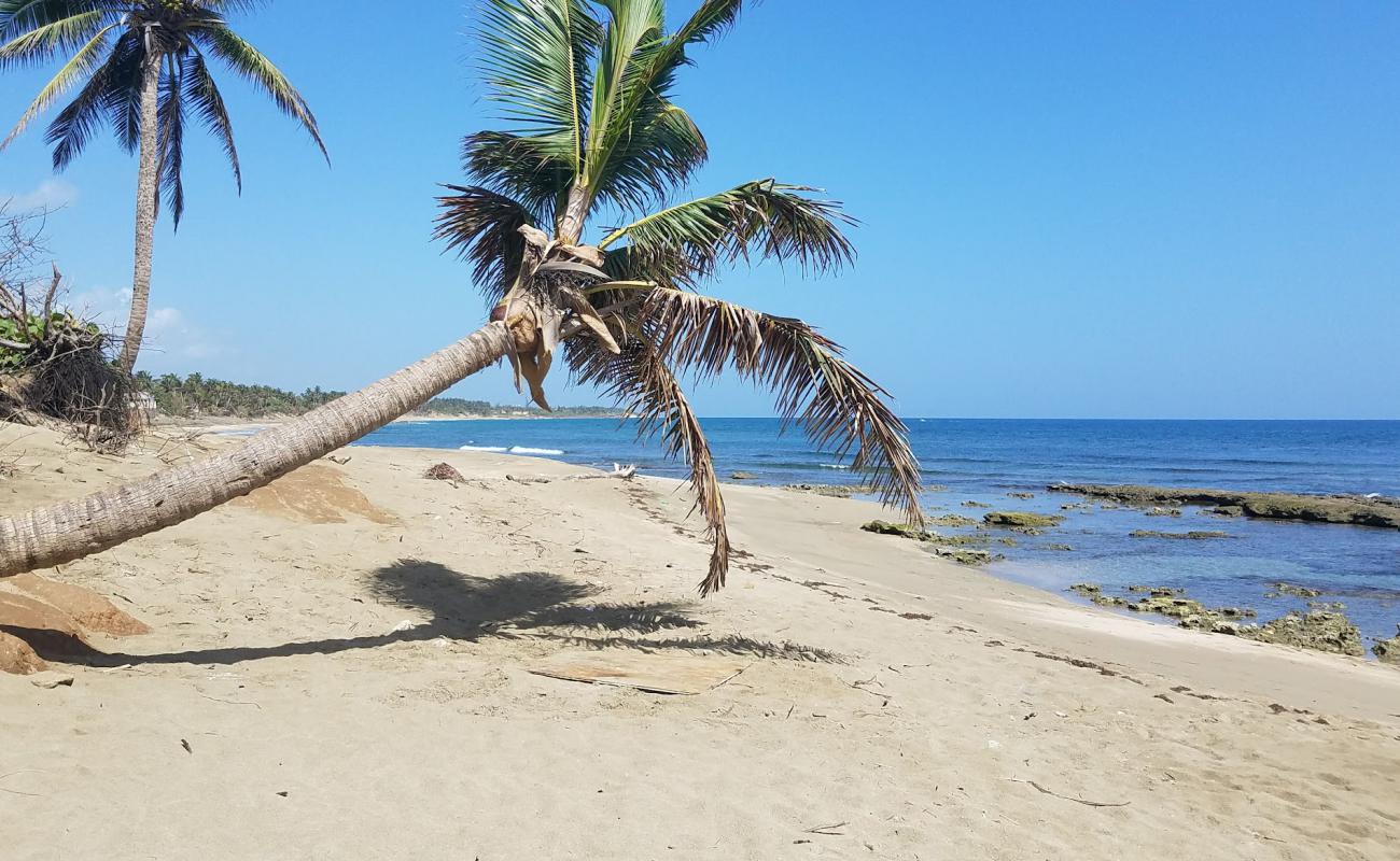 Photo de Playa Las Criollas avec sable lumineux de surface