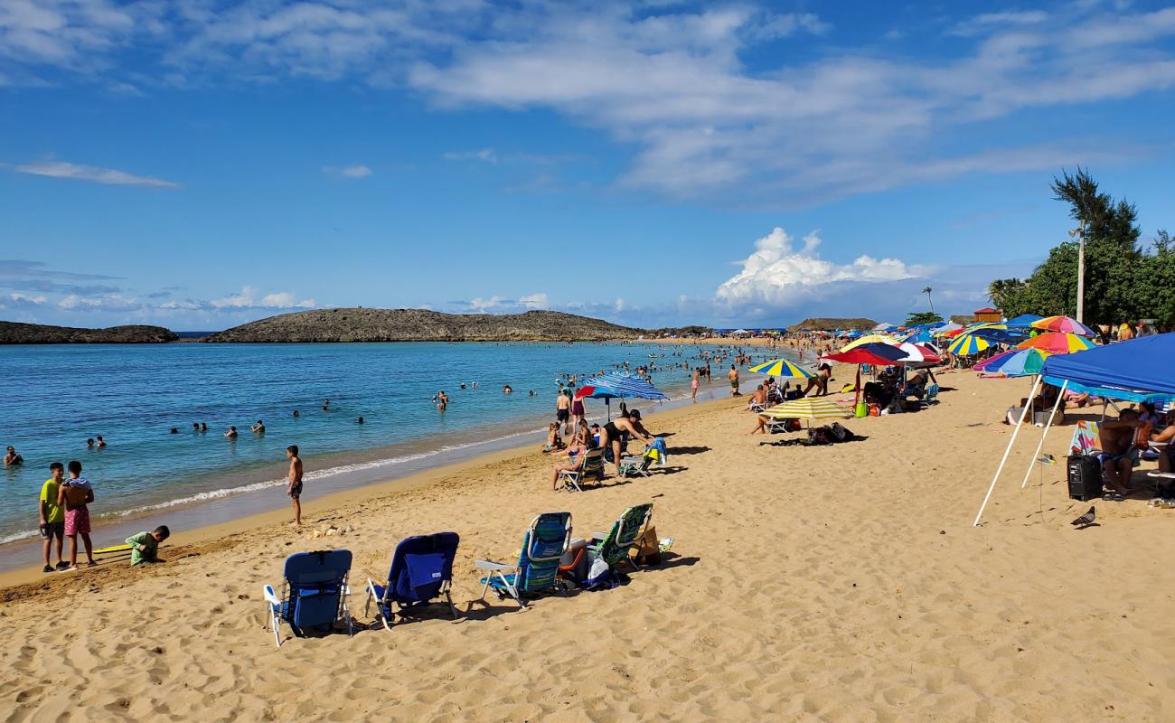 Photo de Playa Puerto Nuevo avec sable lumineux de surface