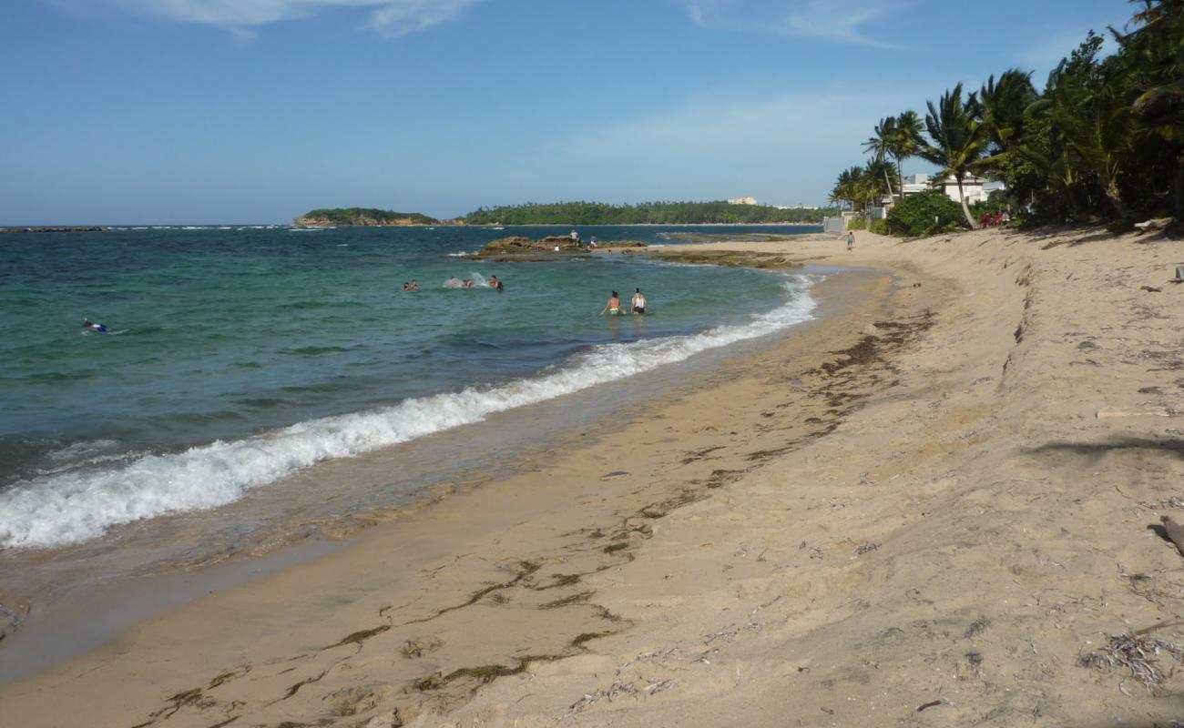 Photo de Playa Vega Alta avec sable lumineux de surface