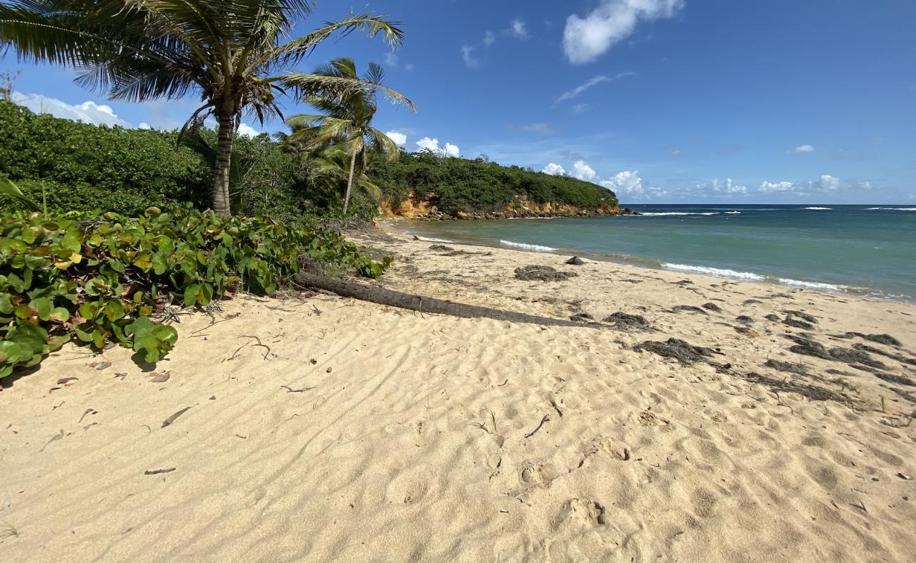 Photo de Playa De Los Tocones avec sable lumineux de surface