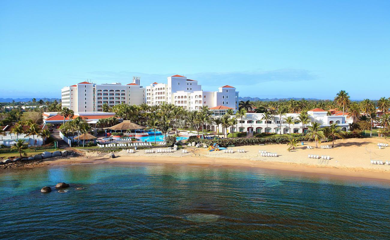 Photo de Playa Dorado del Mar West avec sable beige de surface