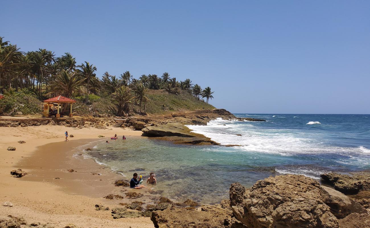 Photo de Mameyal beach avec sable brillant et rochers de surface