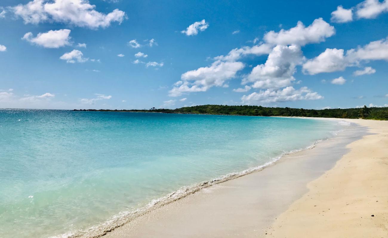 Photo de Playa La Chiva avec sable blanc de surface