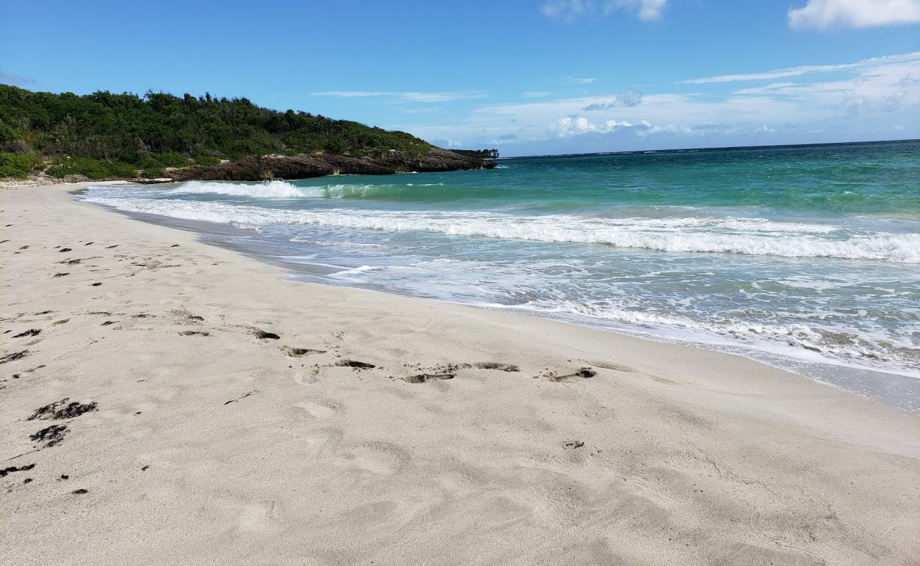 Photo de Playa Media Luna avec sable blanc de surface