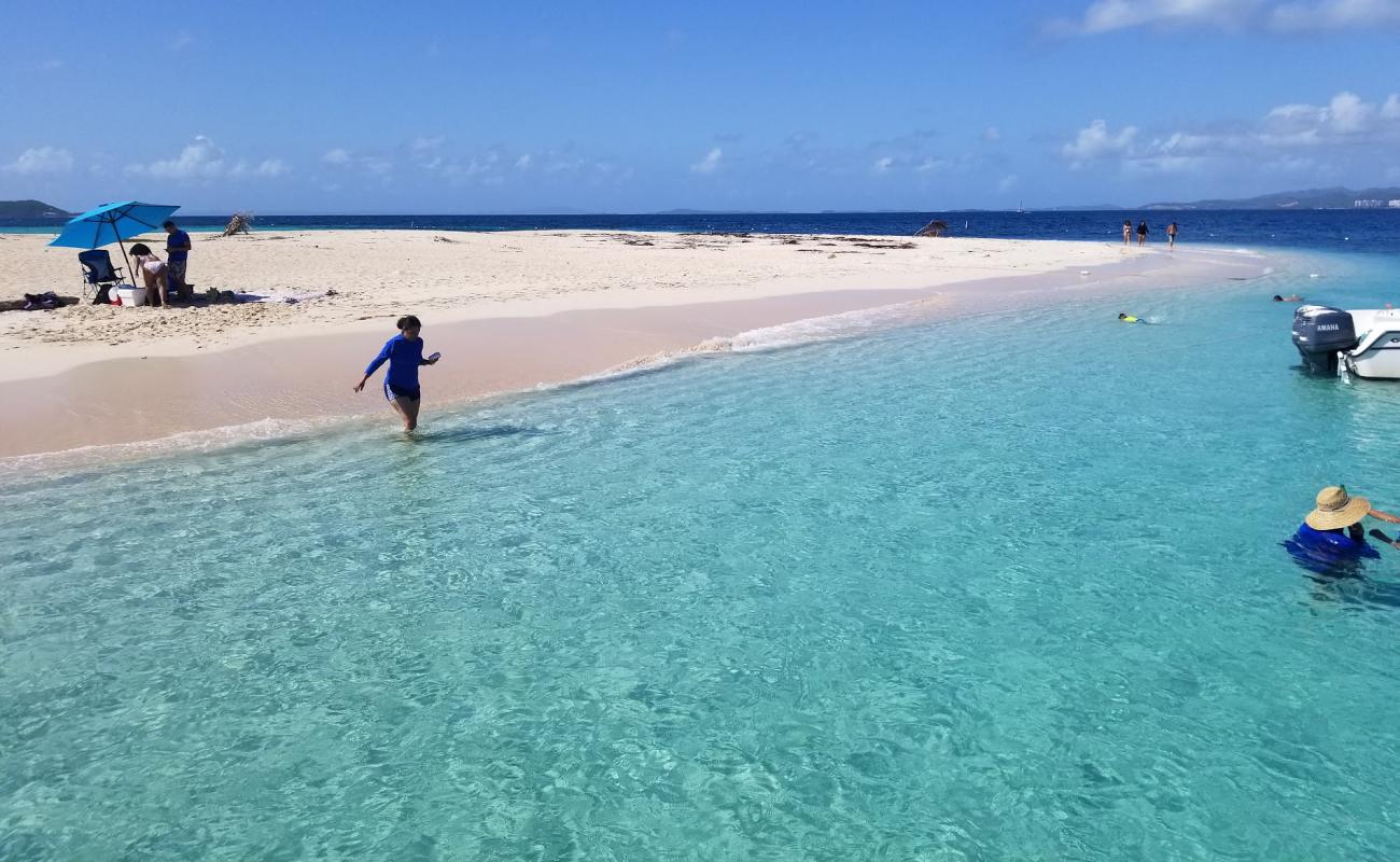 Photo de Icacos beach avec sable fin et lumineux de surface