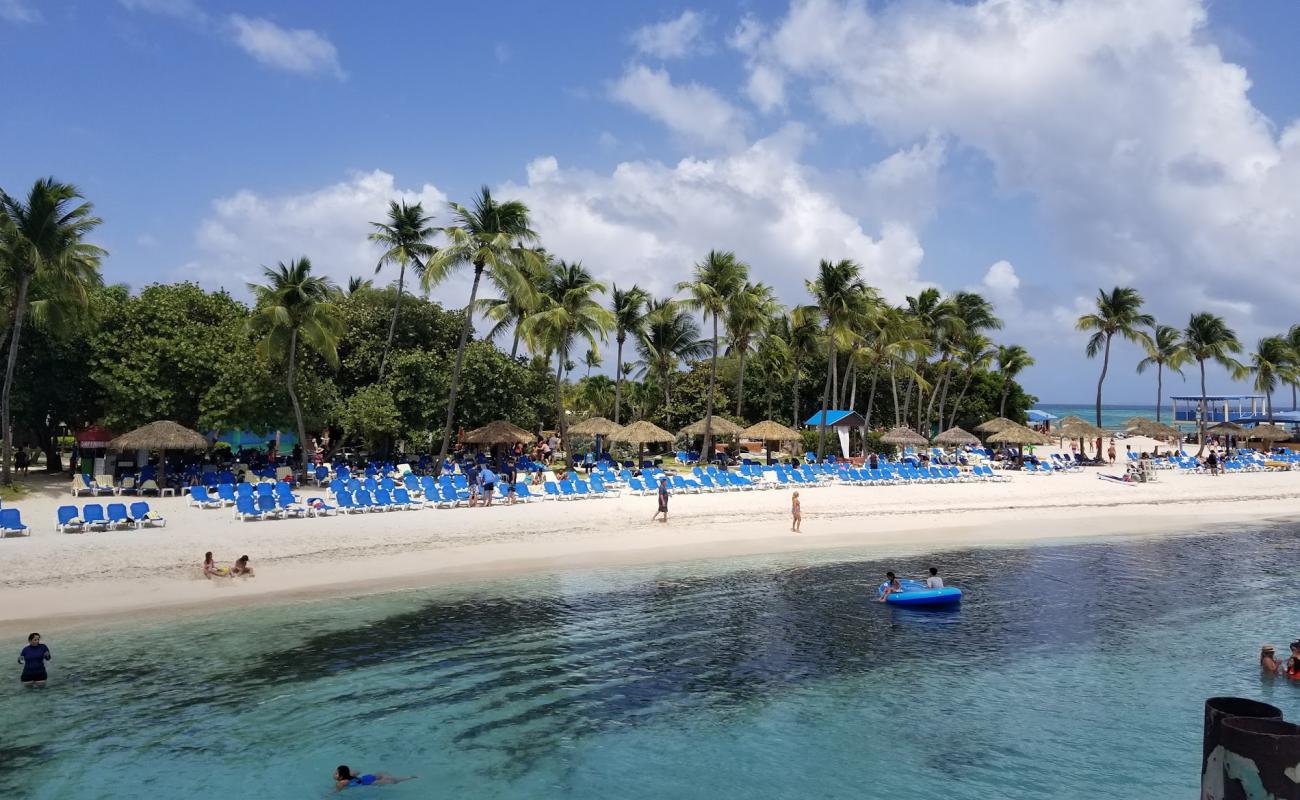 Photo de El Conquistador beach avec sable lumineux de surface