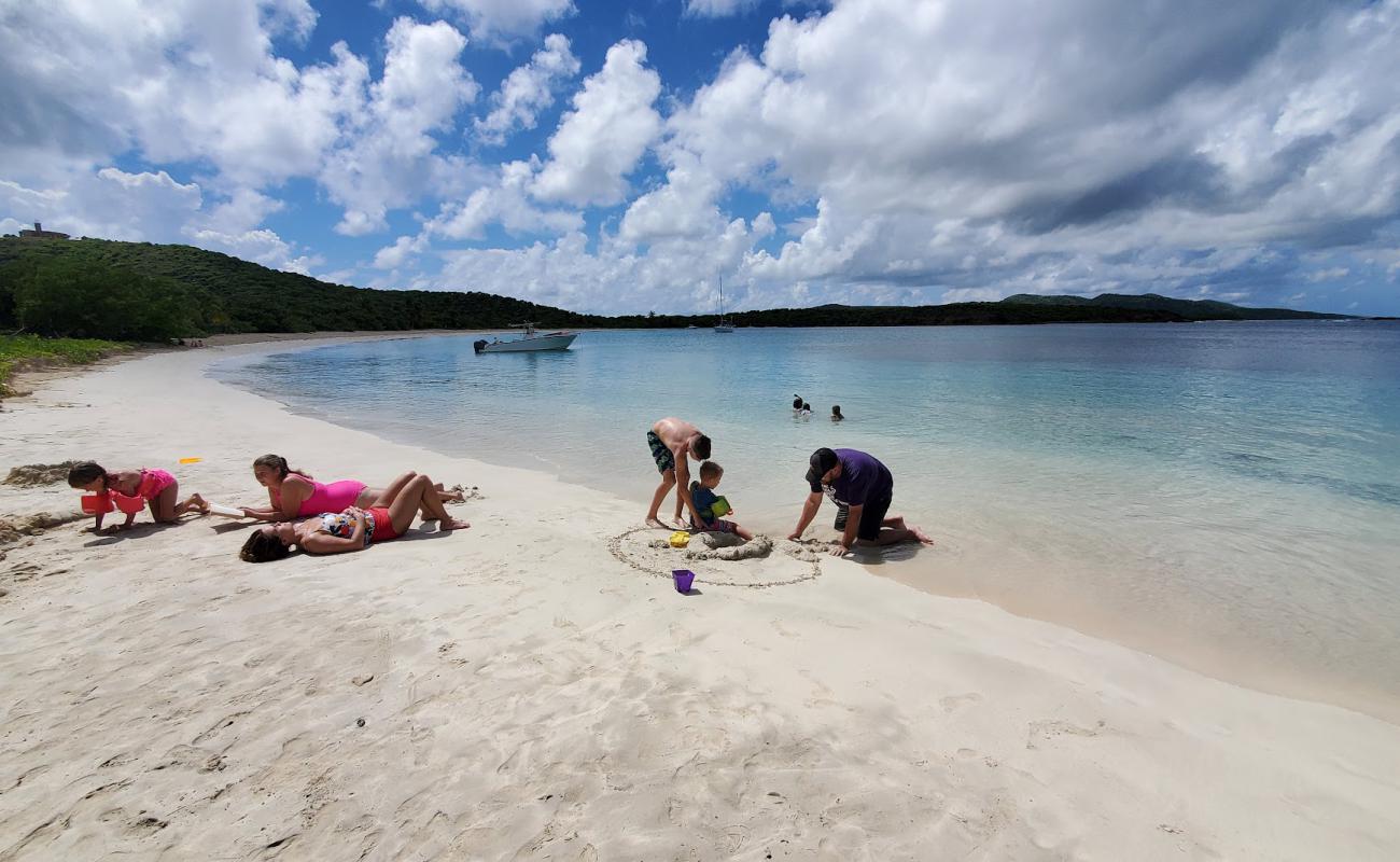 Photo de Culebrita beach avec sable beige fin de surface