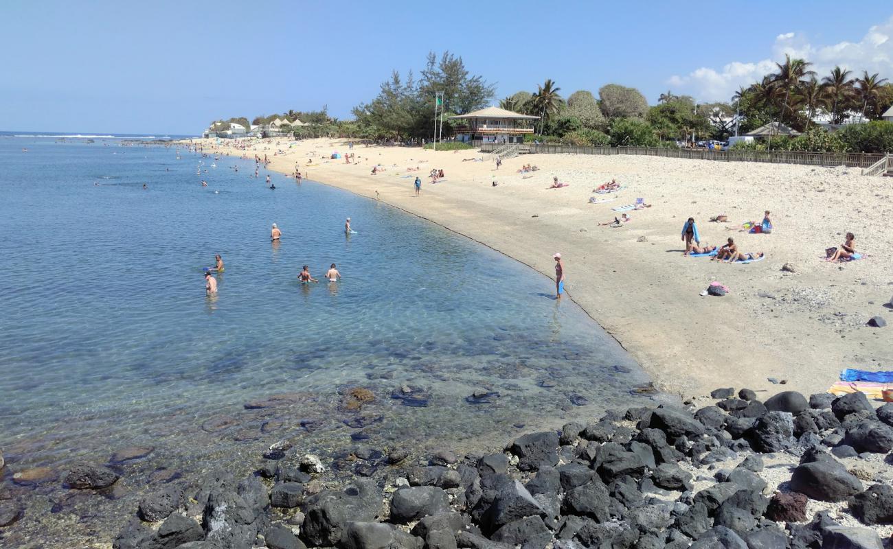 Photo de Saint-Pierre Beach avec sable beige de surface
