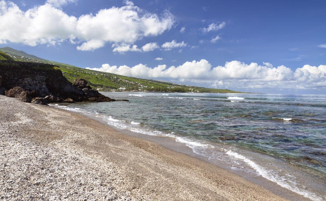 Photo de Saint leu Beach avec sable beige & galets de surface