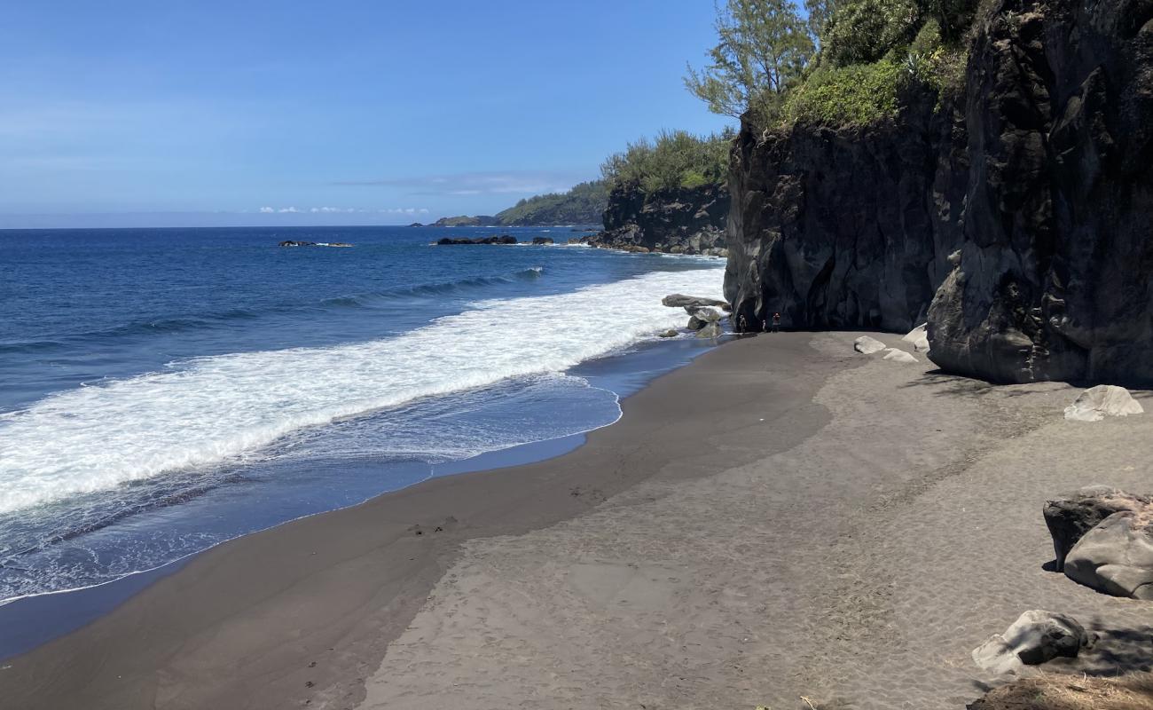 Photo de Black Sand Beach avec sable noir de surface