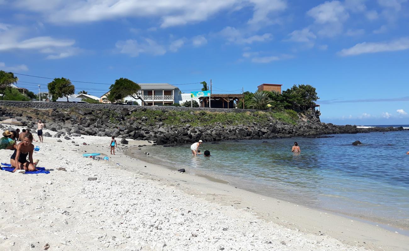 Photo de Terre Sainte beach avec sable coquillé beige de surface