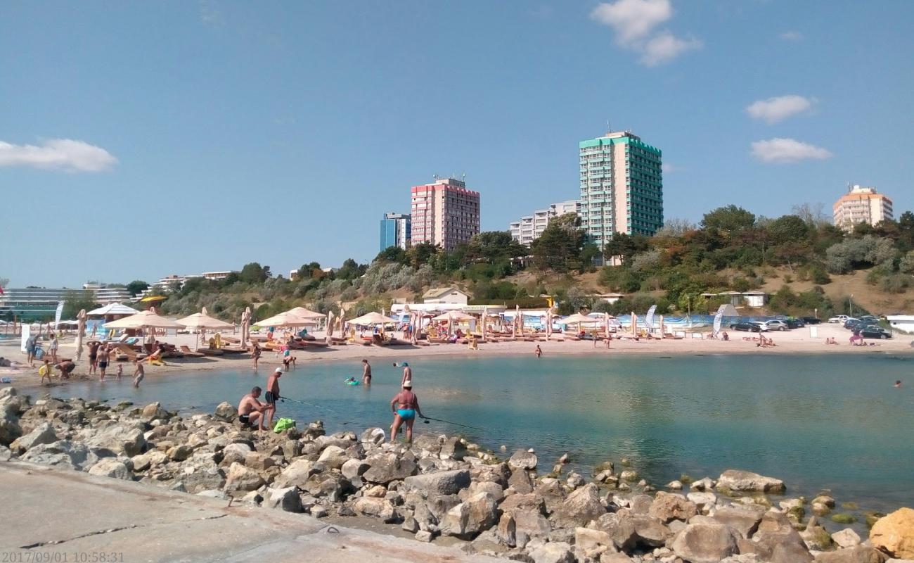 Photo de Poseidon beach avec sable lumineux de surface