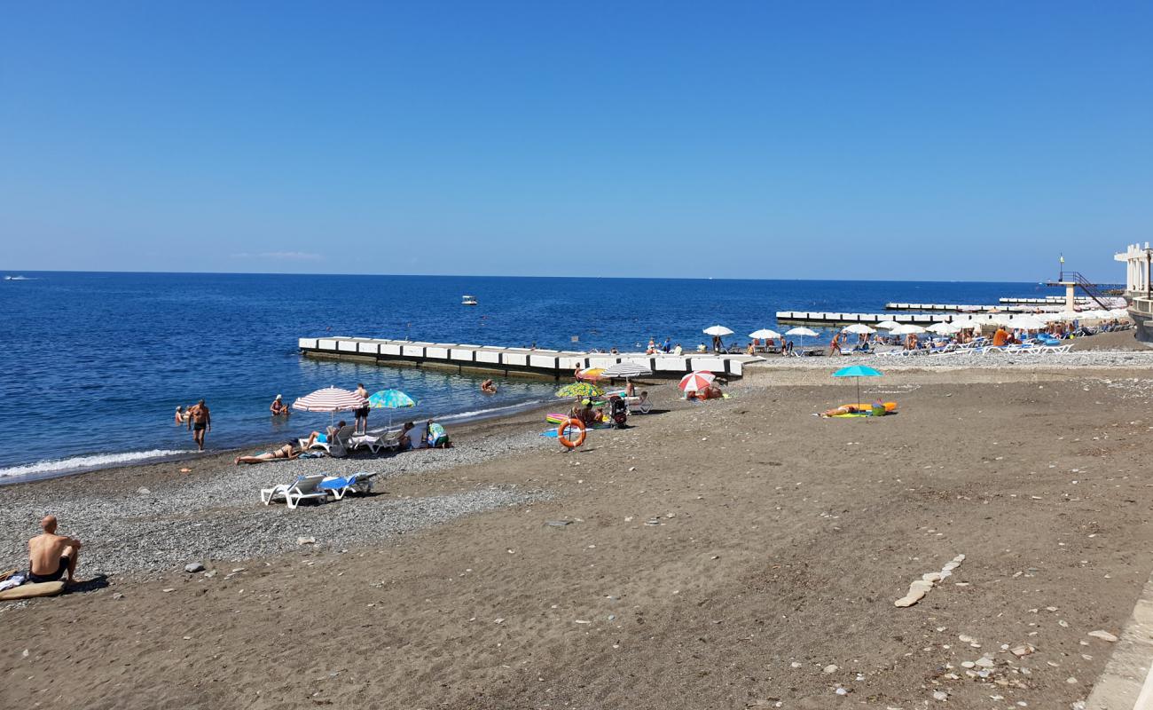 Photo de Green Grove hotel beach avec caillou gris de surface