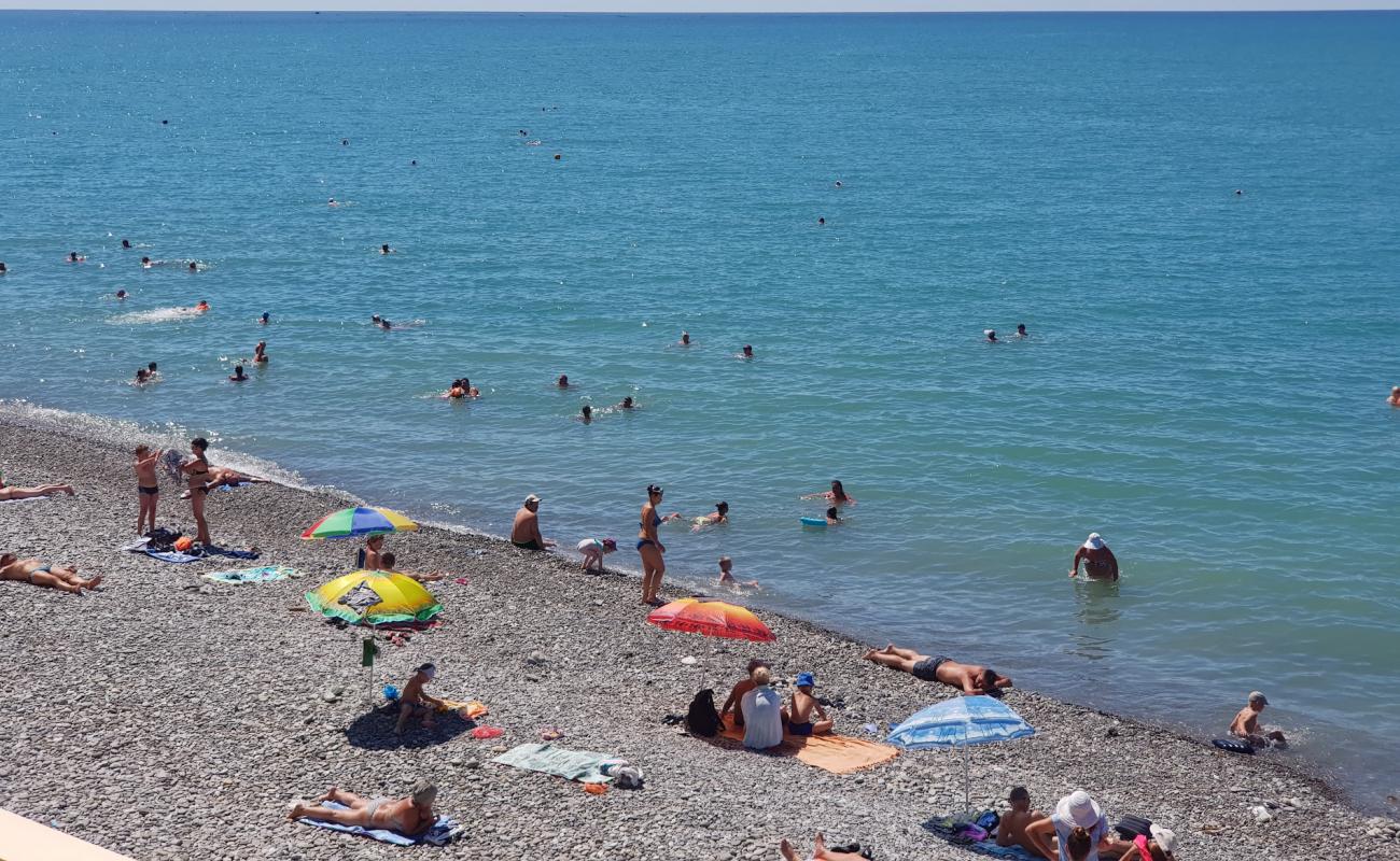 Photo de French Riviera beach avec sable gris avec caillou de surface