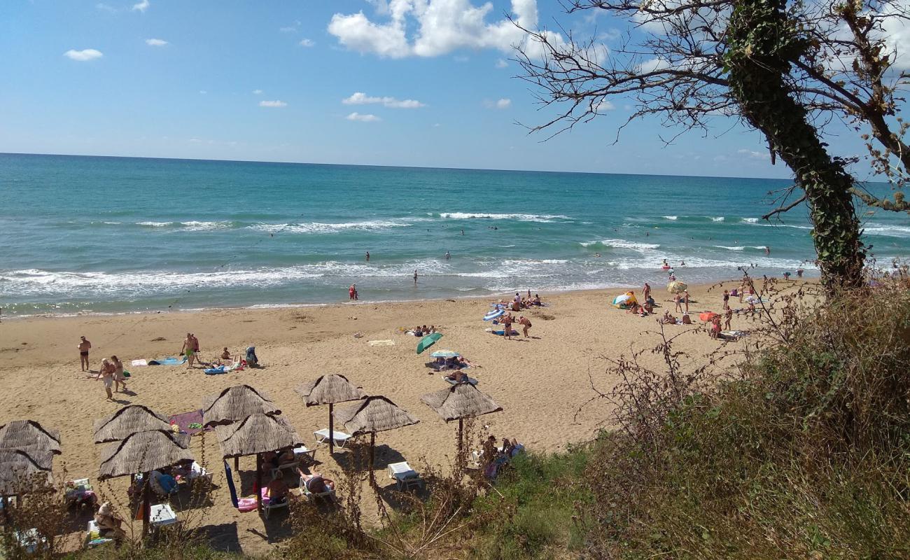 Photo de Vostok beach avec sable lumineux de surface