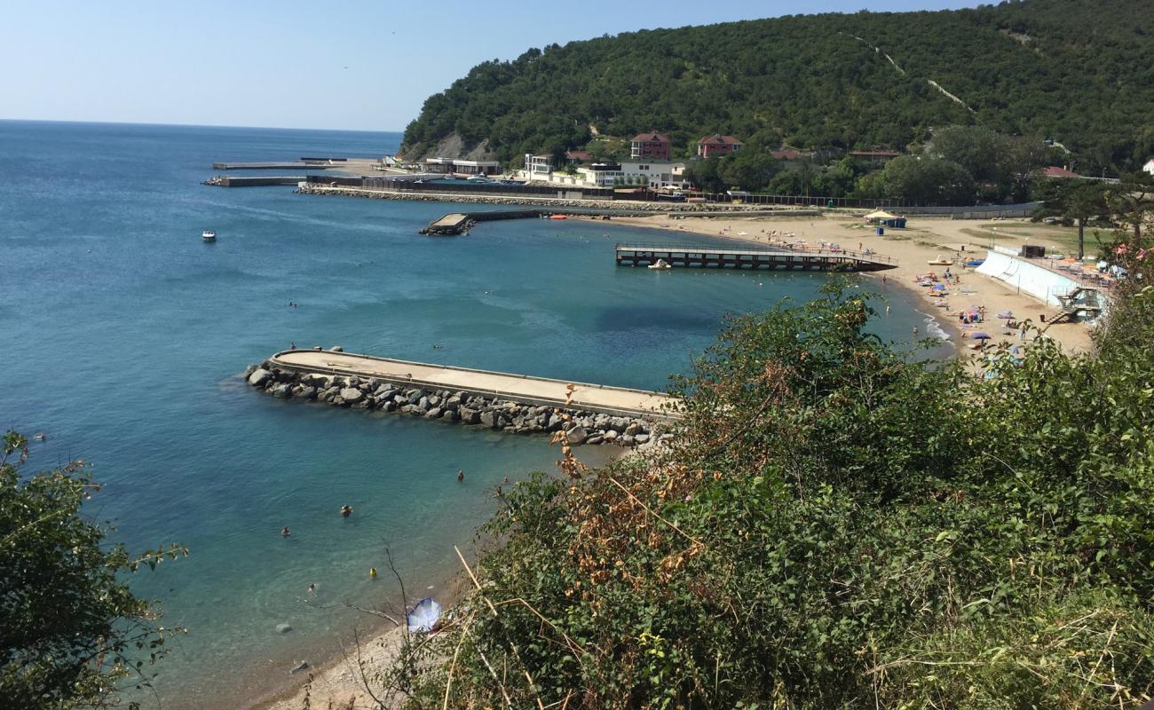 Photo de Golubaya Bukhta beach avec sable clair avec caillou de surface