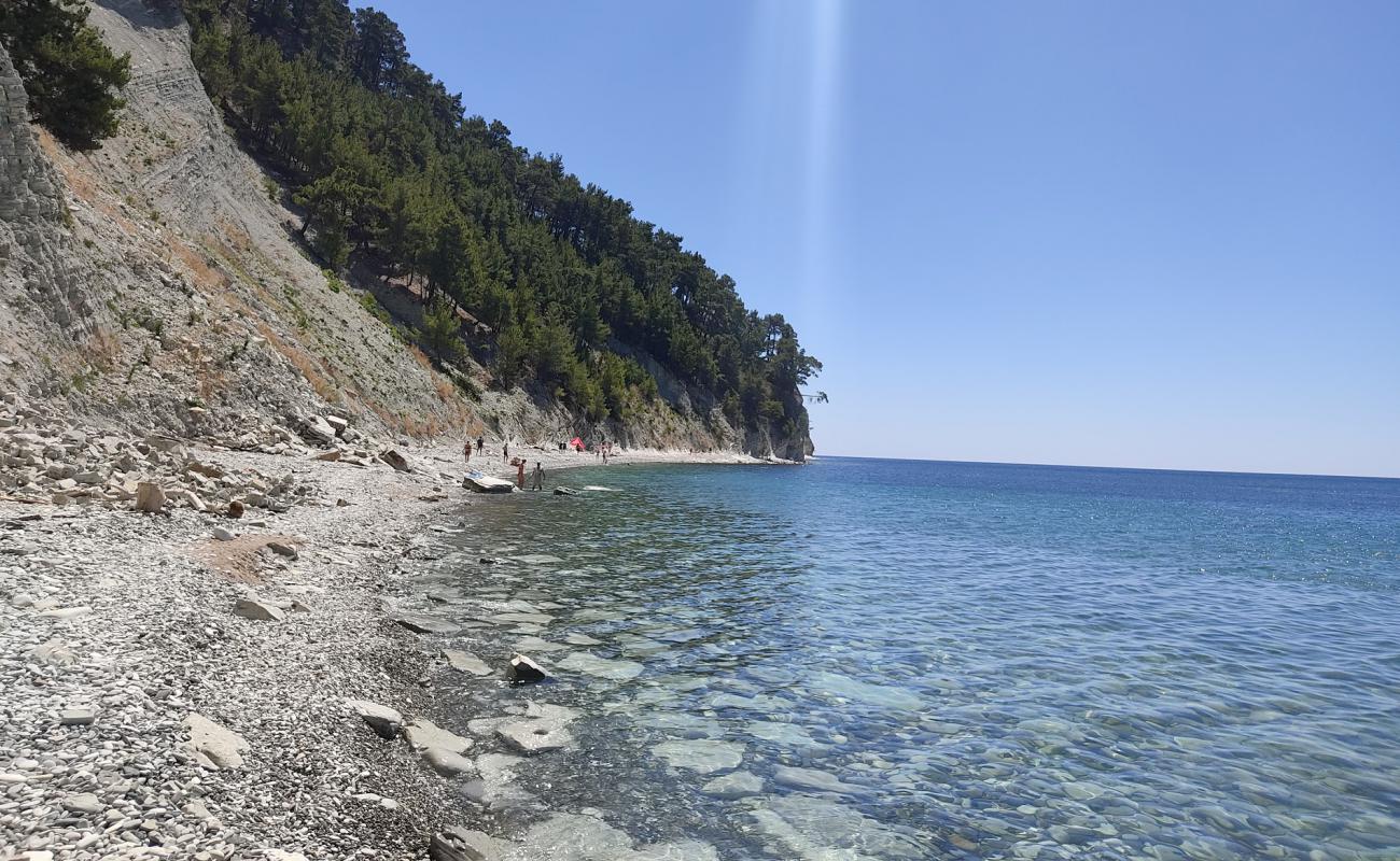 Photo de Golubaya Bezdna Beach avec roches de surface