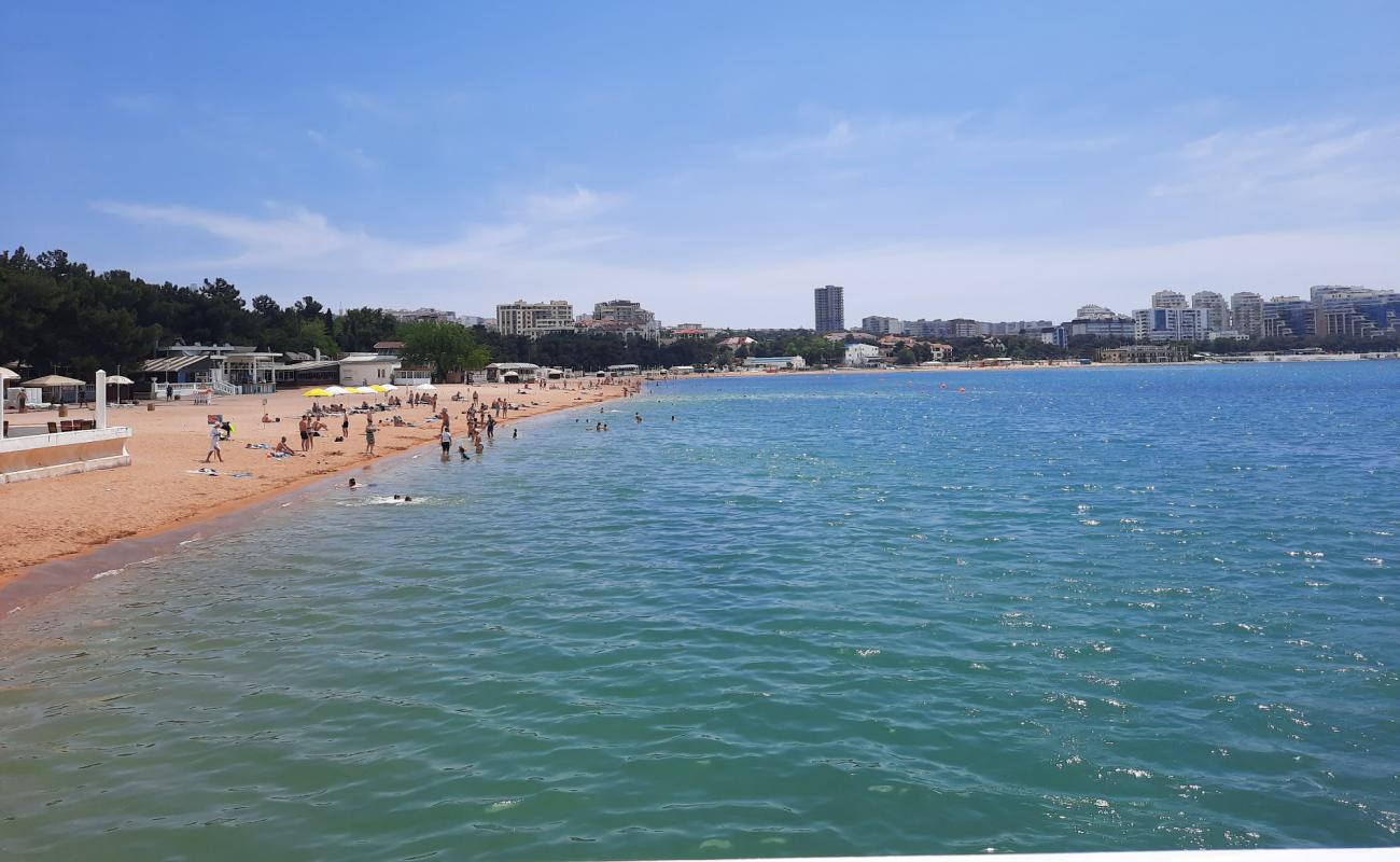 Photo de Gelendzhik beach avec sable lumineux de surface