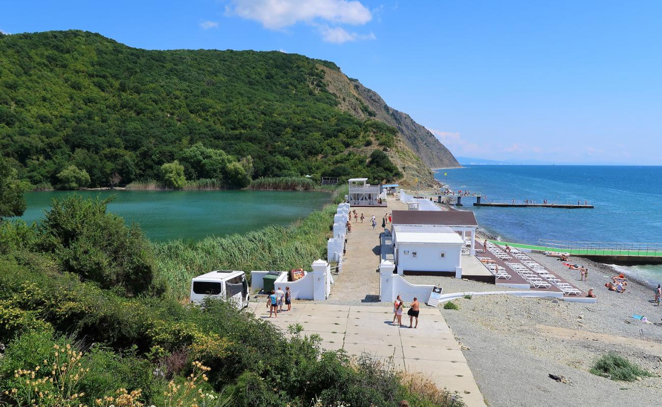 Photo de Abrau beach avec roches de surface