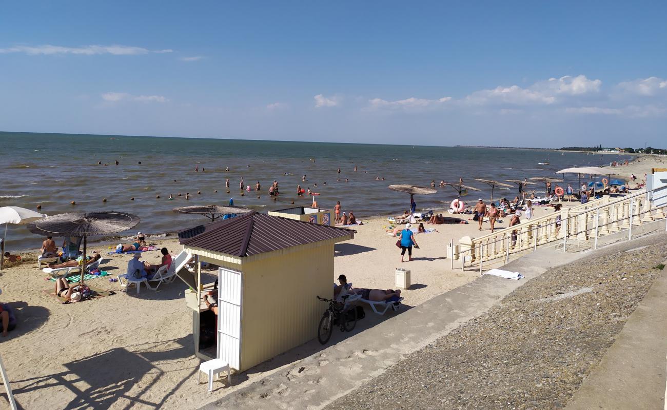 Photo de Primorsko-Ahtarsk Plyazh avec sable brun de surface