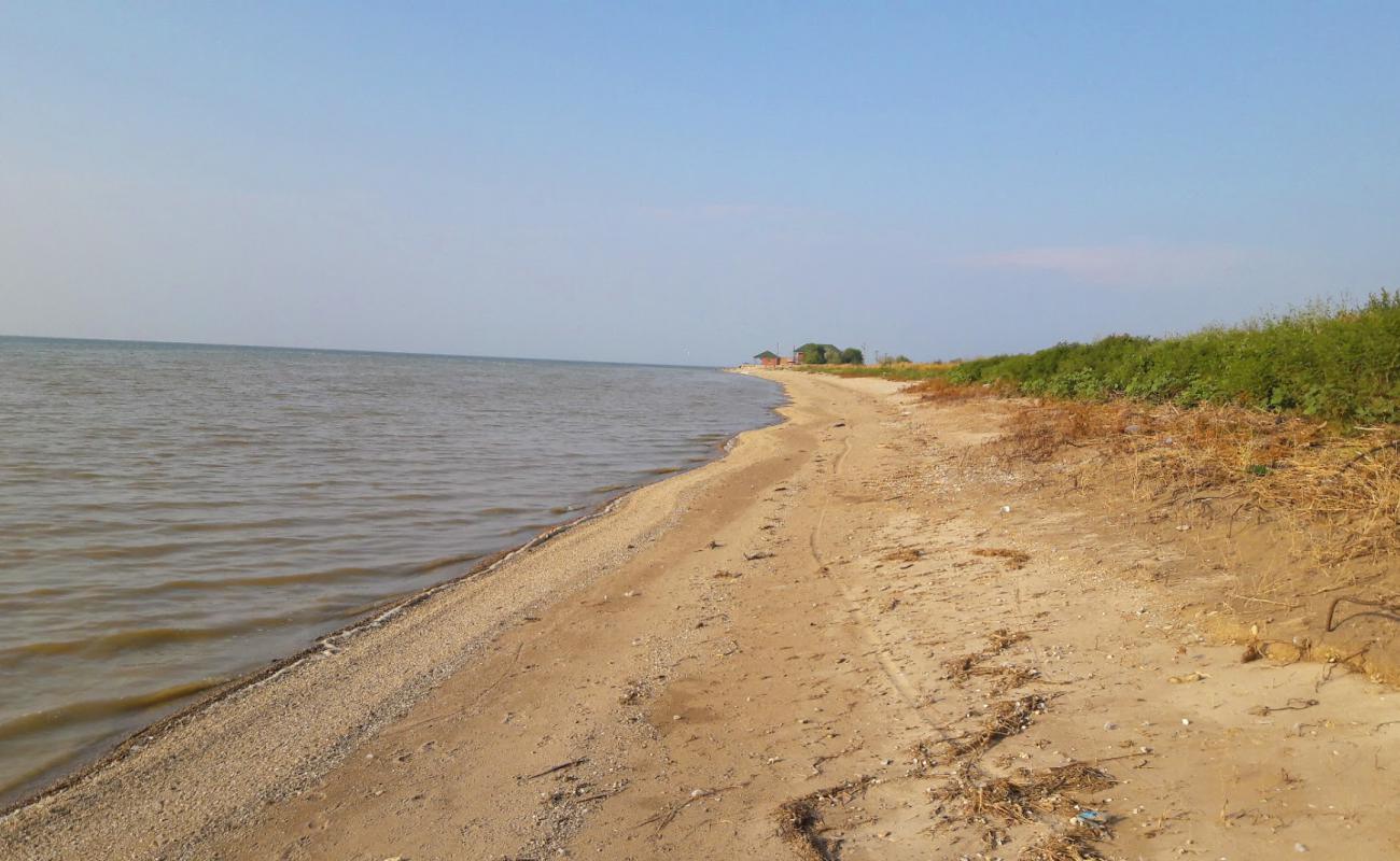 Photo de Plyazh Novomargaritovo avec sable lumineux de surface