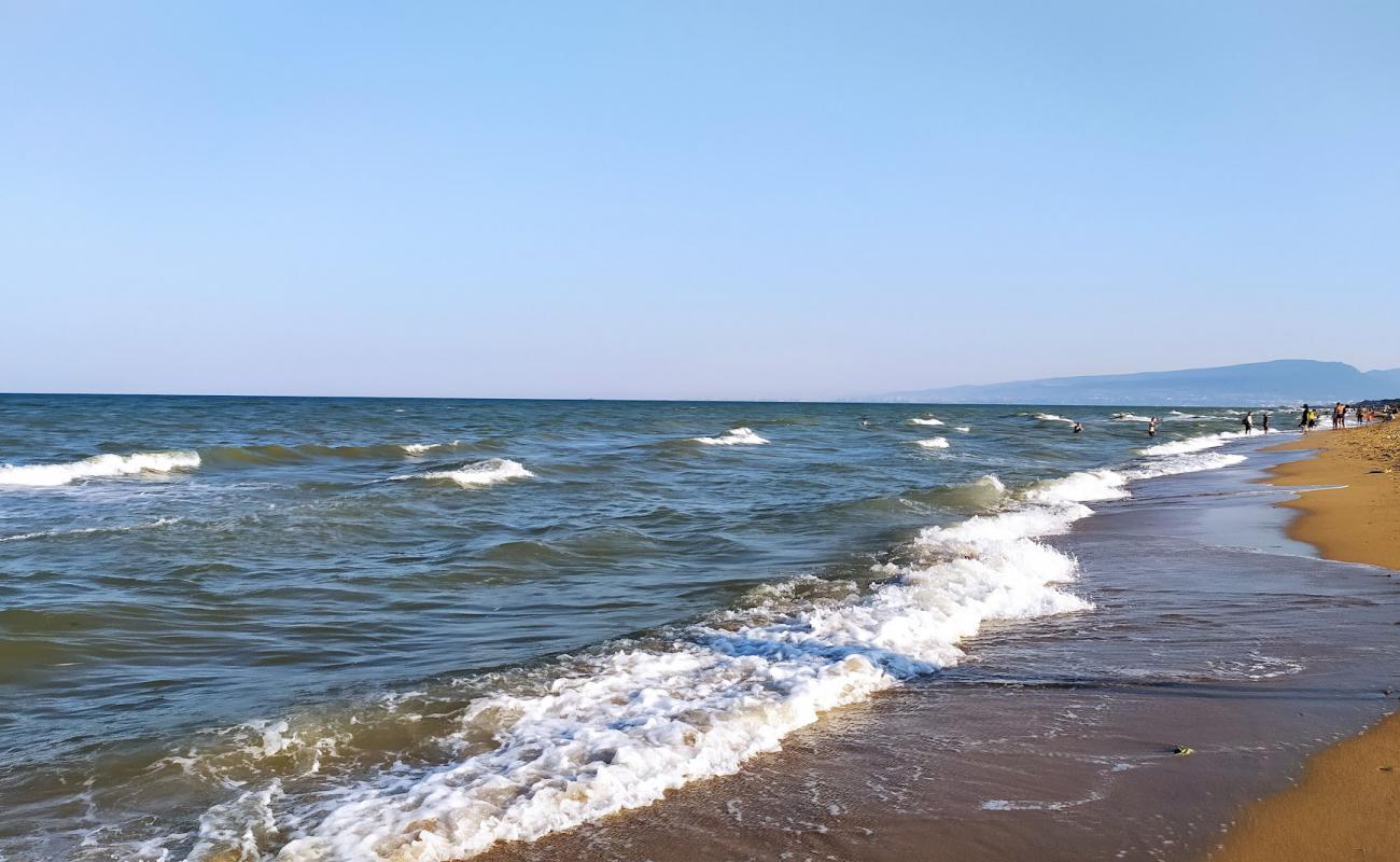 Photo de Kizlyar Laguna avec sable lumineux de surface