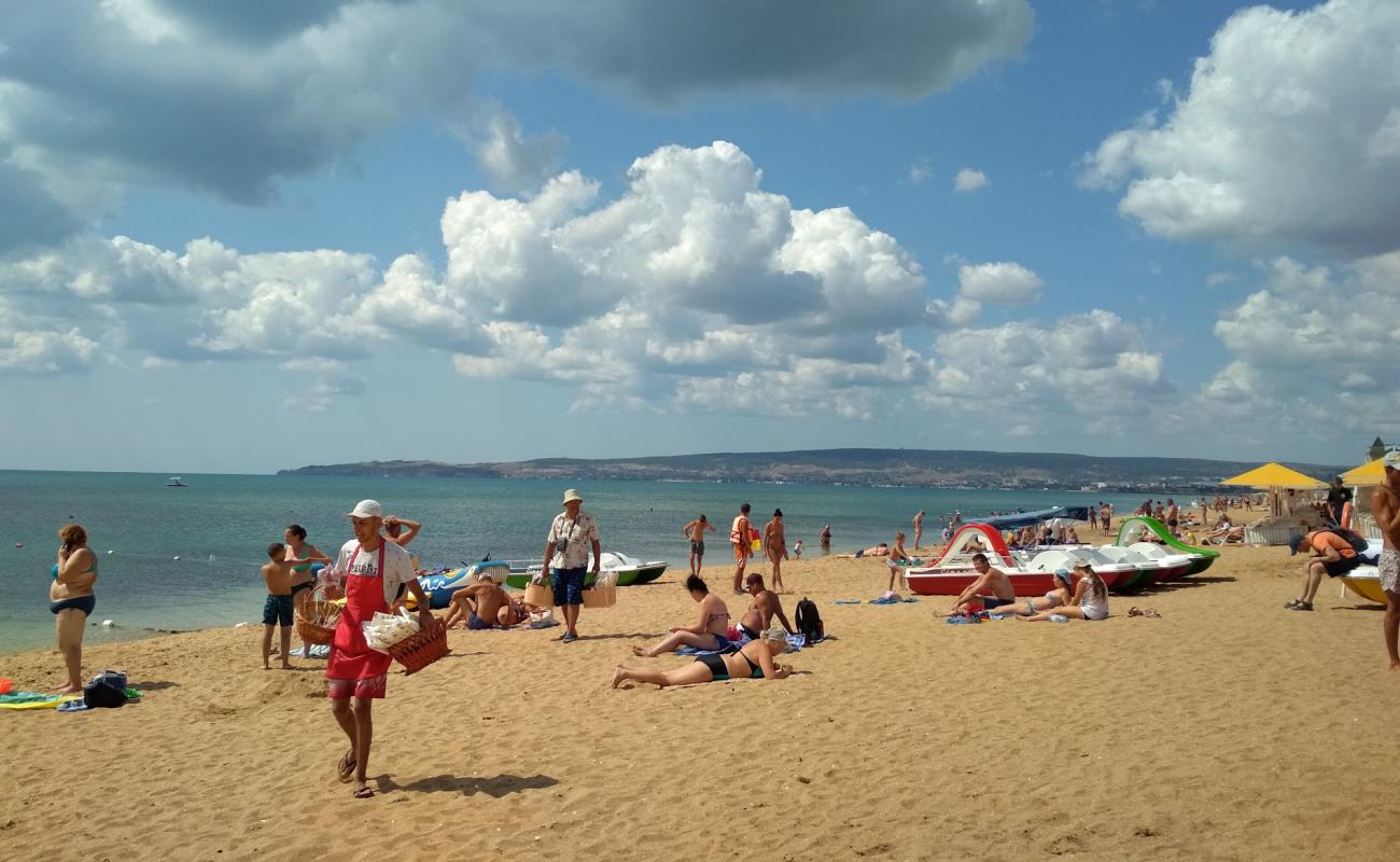 Photo de Lazurnyy Beach avec caillou fin clair de surface