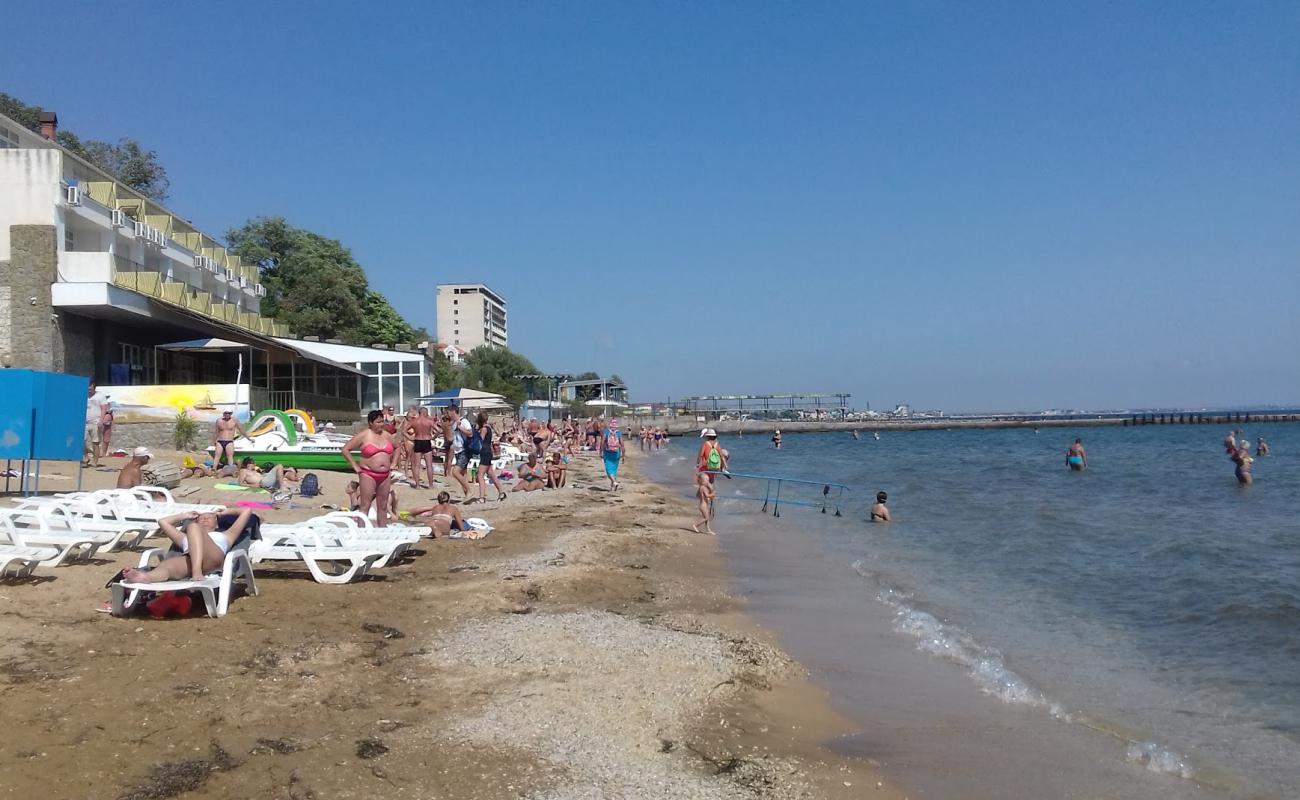 Photo de Feodisia beach avec sable brun de surface