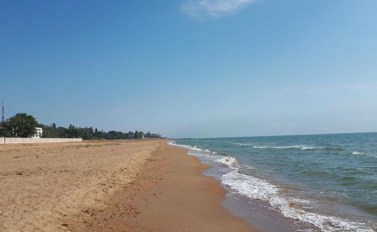 Photo de Nadejda Beach avec sable coquillier lumineux de surface