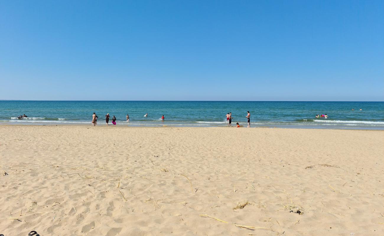 Photo de Tarhib Beach avec sable lumineux de surface