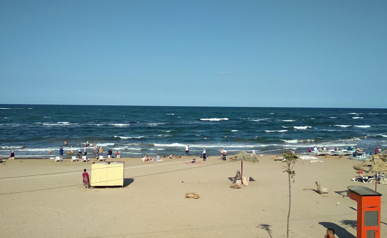 Photo de Lazurnyy bereg Beach avec sable lumineux de surface