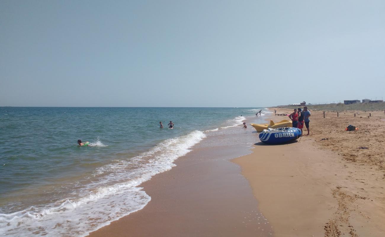 Photo de Izberbash Parus Beach avec sable lumineux de surface