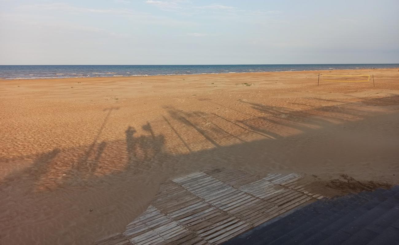 Photo de Zolotii Peski protégé par des falaises