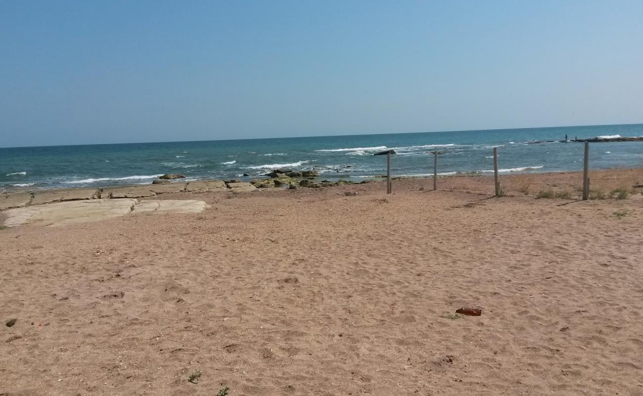 Photo de Assorti Beach avec sable clair avec caillou de surface