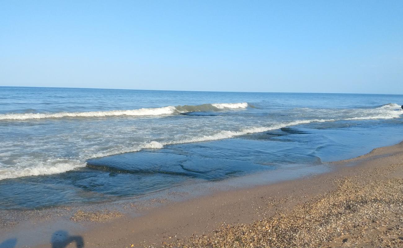 Photo de Derbent Beach avec sable coquillier lumineux de surface