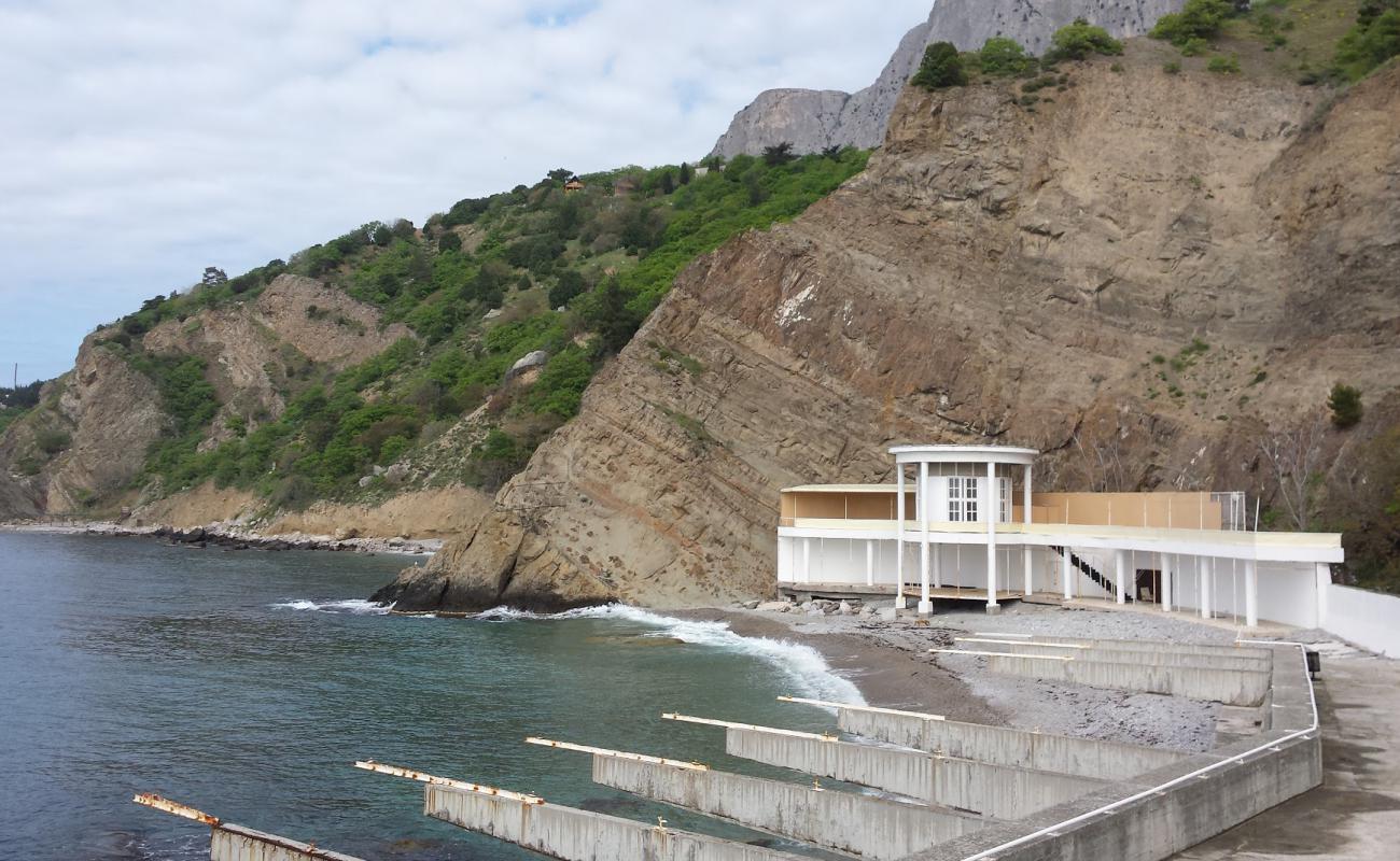 Photo de Mellas beach avec caillou gris de surface