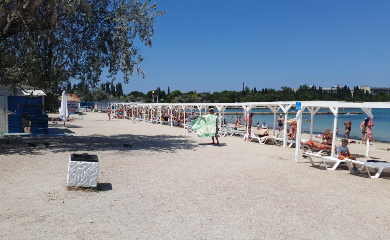 Photo de Omega beach avec sable lumineux de surface