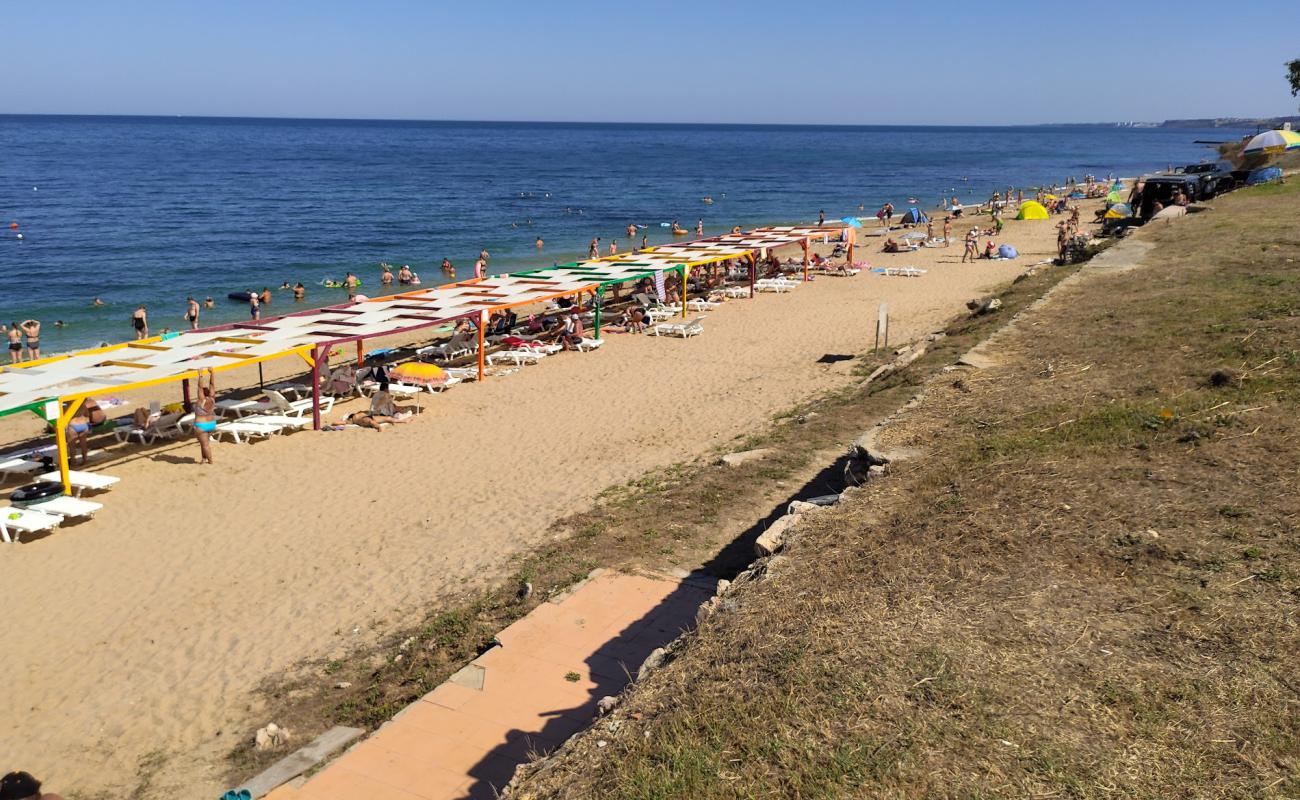 Photo de Uchkuevka beach avec sable lumineux de surface