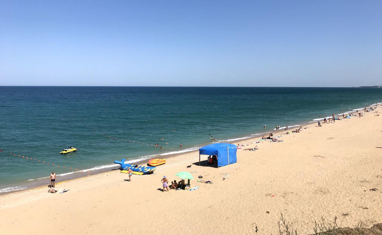 Photo de Lyubimovka beach avec sable lumineux de surface