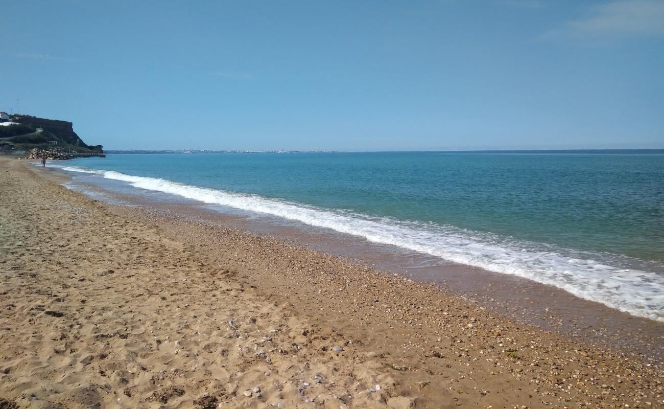 Photo de Orlovka beach avec sable lumineux de surface